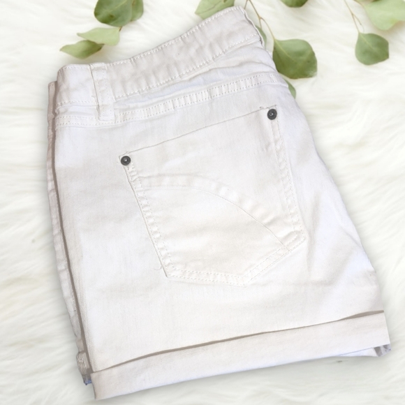 ELLE Womens White Denim Mid-Rise Shorts - Cuffed Hem - size 14 - Picture 7 of 8